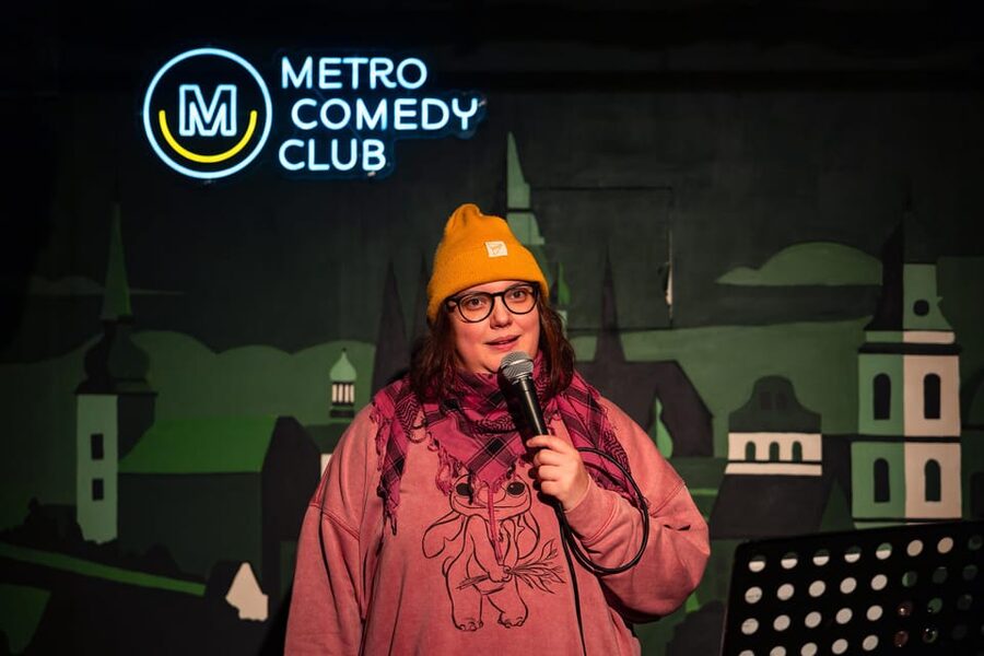 Prague: Saturday Stand-Up Comedy Night in English - The basement atmosphere and the bar afterward