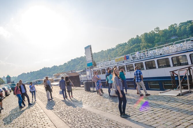 Prague: Sightseeing Boat Cruise with Buffet Dinner - A three-hour dinner with a view
