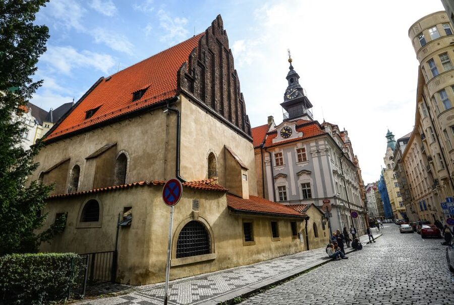 Prague: Synagogues and Jewish Quarter Private Walking Tour - The Old Jewish Cemetery and Old Ceremonial Hall