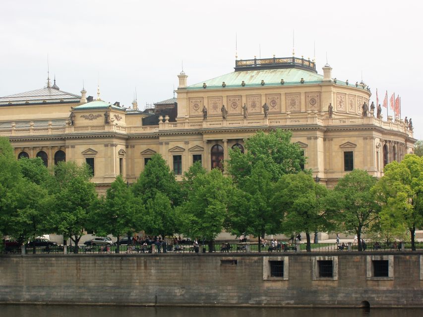 Prague: Tailored Sightseeing Tour in French - What the $52 group price really offers