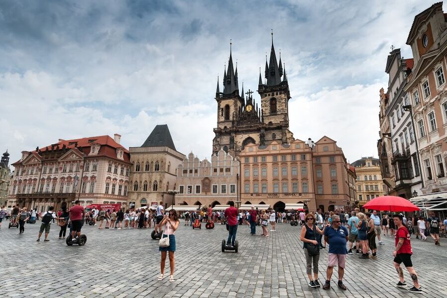 Prague Tour in Spanish - Prague’s story begins along the Vltava