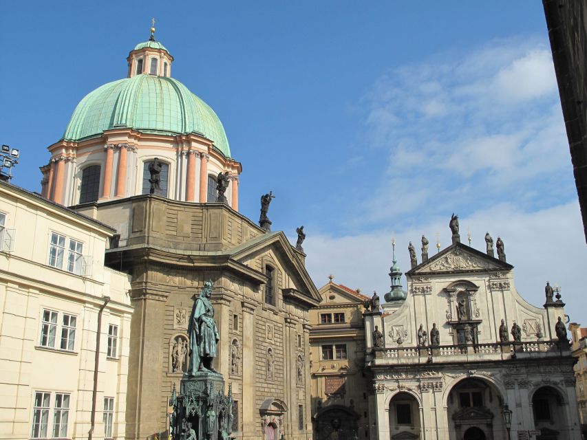 Prague: Vintage Car Ride and Walking Tour - Guide quality and language choices