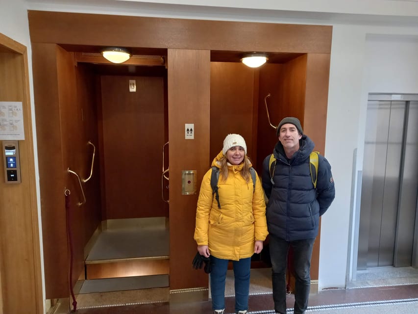 Prague : Visite insolite avec un guide journaliste français - Kafka’s Head and modern Prague