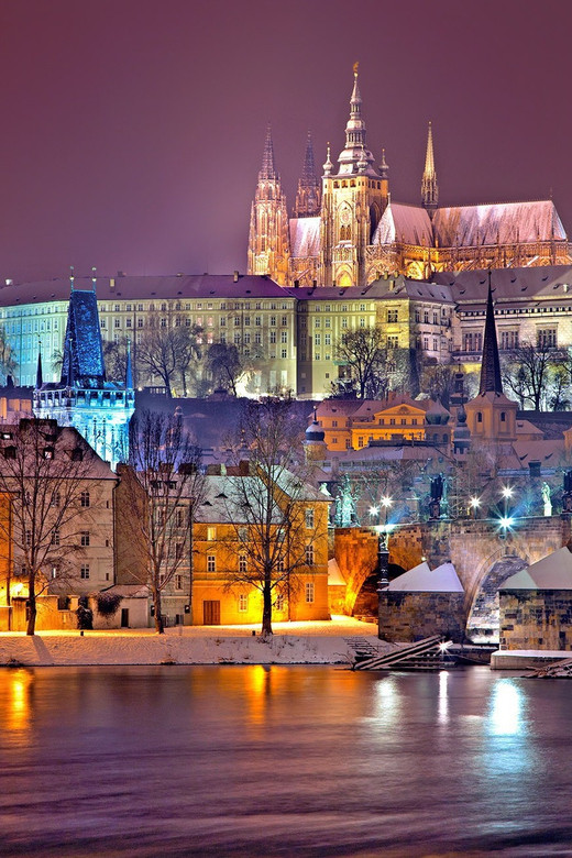 Prague : Visite insolite avec un guide journaliste français - Starting beside Saint Wenceslas