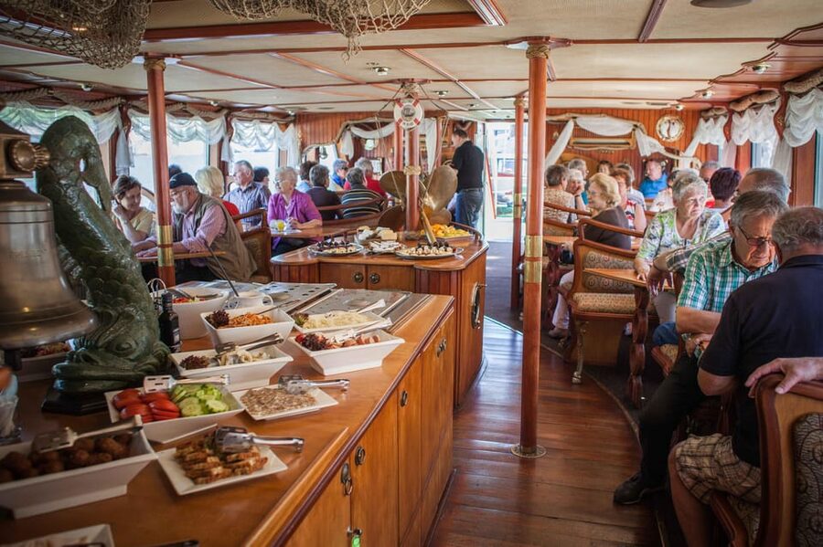 Prague: Vltava River Evening Dinner Cruise - Prague Castle and Lesser Town by boat