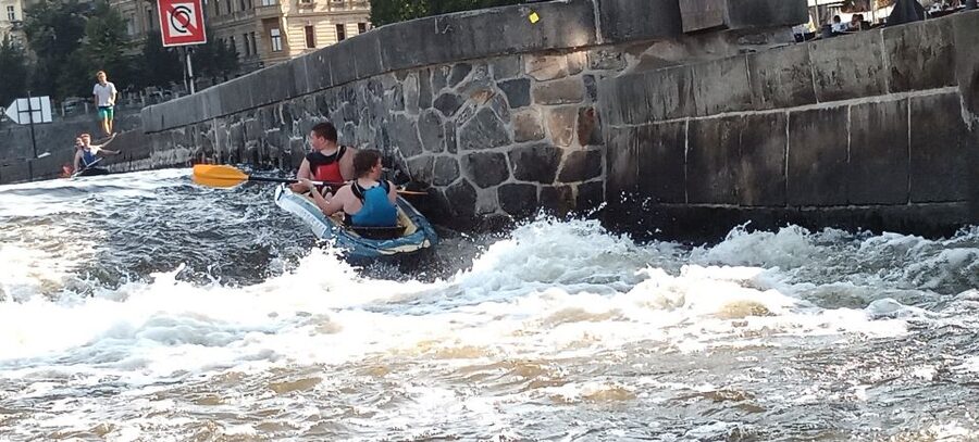 Prague: Vltava River Guided Canoeing Tour - Reaching the island meeting point