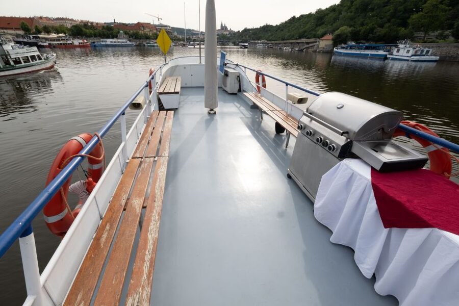 Prague: Vltava River Private Boat Party with Drinks - The guide and available languages