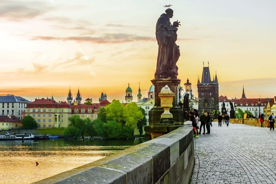 Prague: Walking Tour & Virtual Reality Experience - Traveling back to Prague in 1593 with VR