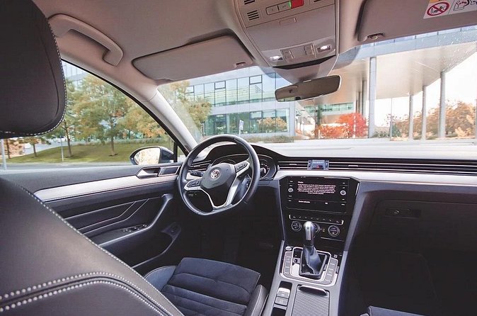 Private ARRIVAL Transfer by LIMOUSINE 3+1pax - Price and Who Gets the Best Value