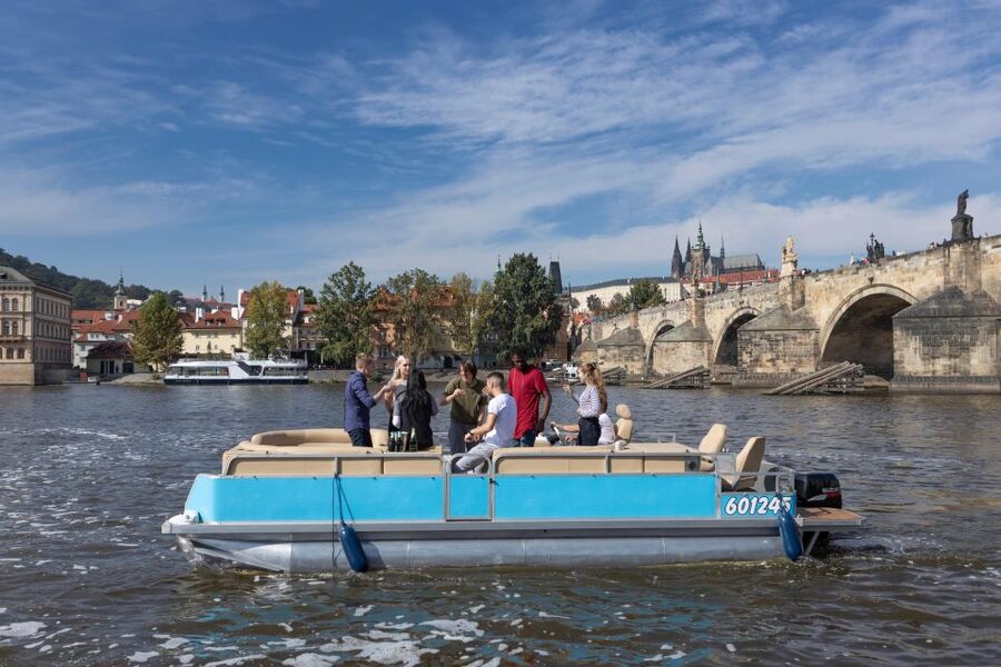 Private Boat Cruise With Unlimited Prosecco - A private party boat on the Vltava