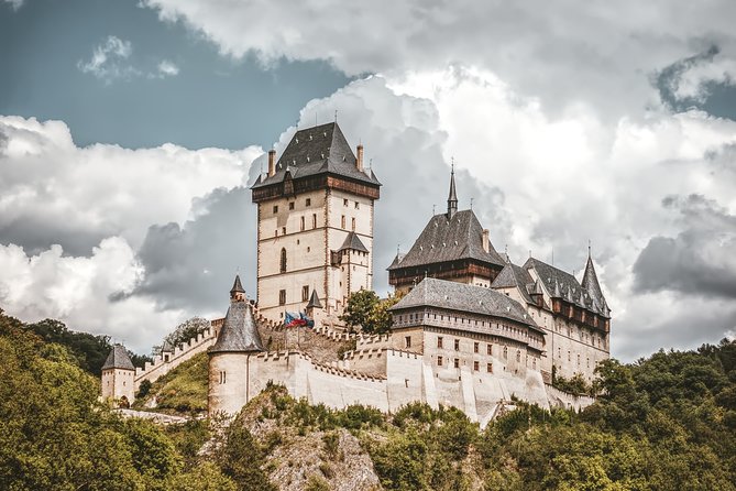 Private Karlstejn castle tour from Prague with glassworks & lunch - Seeing master glassblowers at Rückl in Nizbor