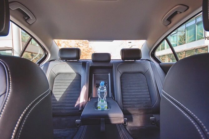 Private ROUND-TRIP (FROM and TO the AIRPORT) by LIMOUSINE 3+1pax - From Václav Havel arrivals to your Prague address