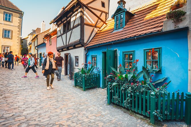 Private Tour of Prague Castle Interiors and Lunch included - The guides are central to the experience