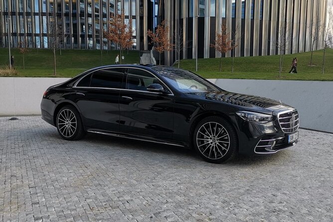 Private Transfer from Prague Airport to Prague City Hotels 1 - 3 pax - Flight tracking and changes to arrival time