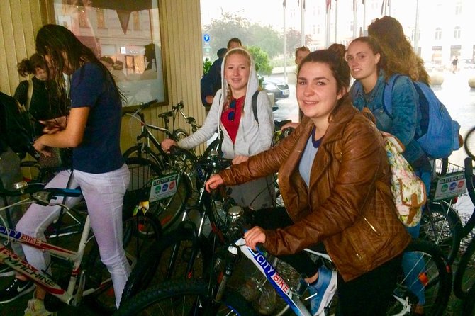 Radtour durch Prag auf Deutsch - Kampa Park, the Lennon Wall, and the river