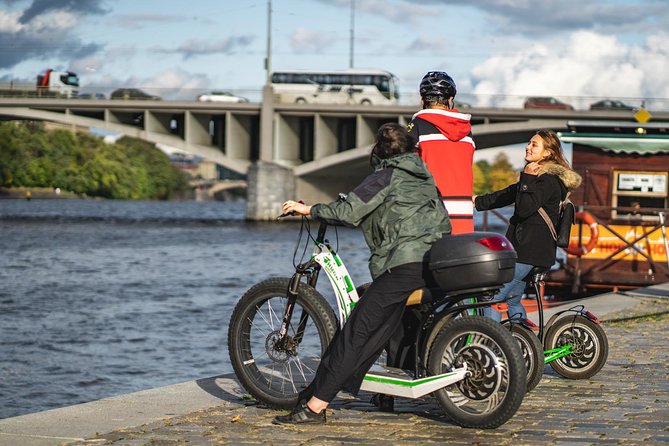 Rent your E-Scooter Hugo Bike in Prague! - Prague Castle and the value of waiting