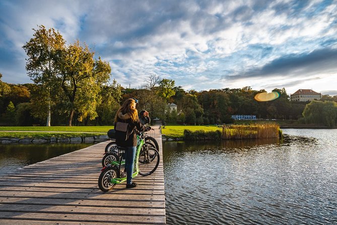 Rent your E-Scooter Hugo Bike in Prague! - Who will enjoy this ride most?
