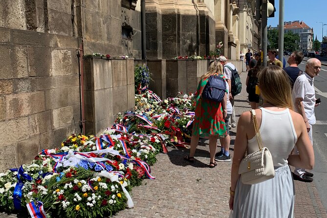 Second World War & Communism (Tip-based 3 hour tour) - Old Town Square explains the Prague Uprising