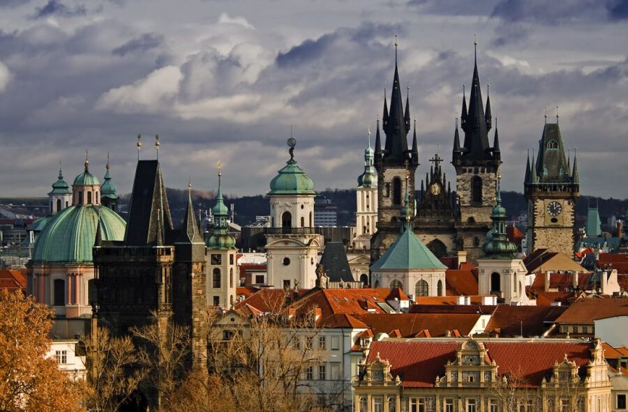 The essentials of Prague - Charles Bridge and the crossing into Malá Strana