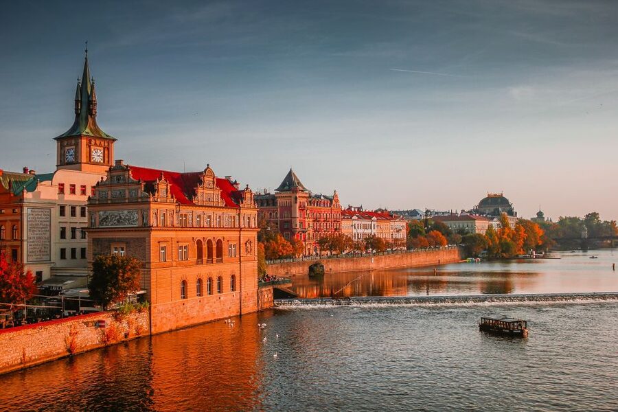 The Royal road, walking tour in french - Kampa Island and the John Lennon Wall