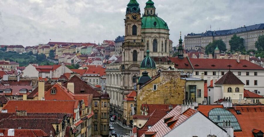 Tour around Prague Castle and Lesser Town in Spanish - From castle power to Lesser Town streets