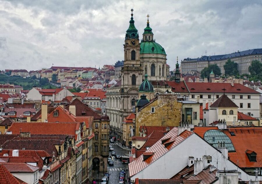 Tour around Prague Castle and Lesser Town in Spanish - Seeing the castle from the outside