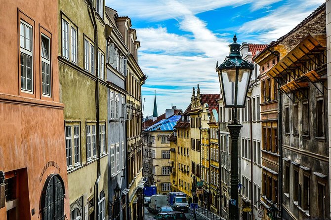 Transfer from Cesky Krumlov to Prague: Private daytrip with 2h for sightseeing - What the vehicle setup means for your group