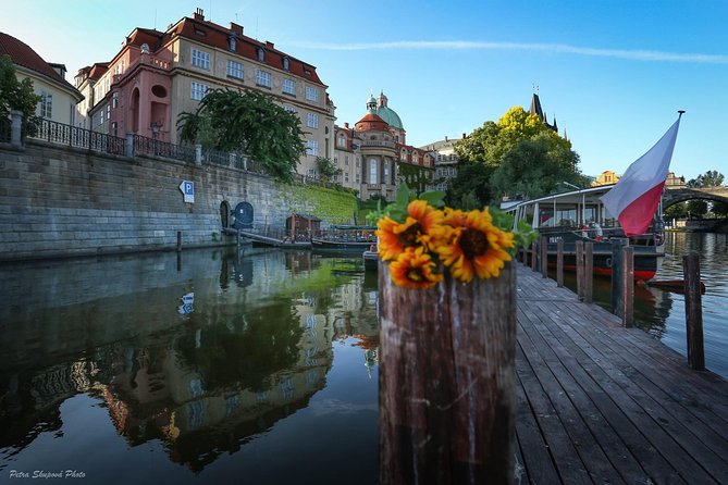 VIP Private tour Prague: Castle, Lunch, Beer, Boat - Lunch in a local restaurant