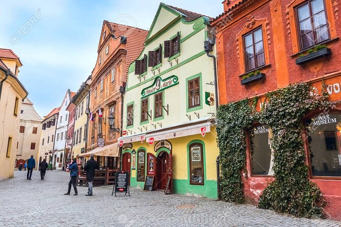 Walking private guided tour in Cesky Krumlov with local certified guide - Oli’s guiding style and the personal touch