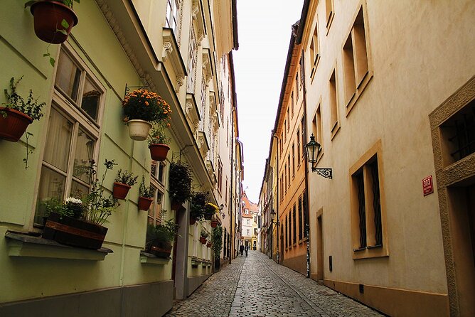 Walking through ages: 11th to 21st century, Prague flavoured - Crossing Charles Bridge with the city below