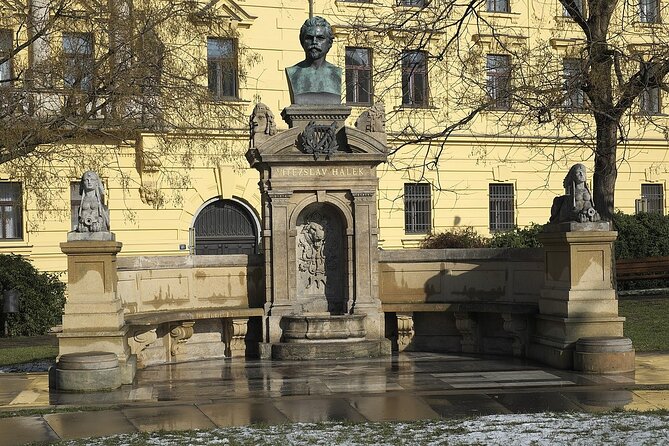 Walking Tour in New Town with Operation Anthropoid (WWII) - New Town Hall and the hanging figures