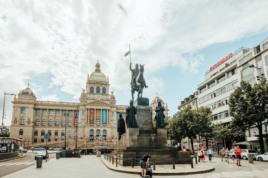 Walking tour of Prague in French : Nové Město - Art, sculpture, and a second look at Wenceslas Square
