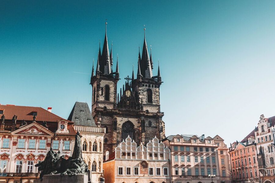 Walking tour of Prague in french: Old Town & Charles Bridge - Starting on Celetná Street and entering Týn Court